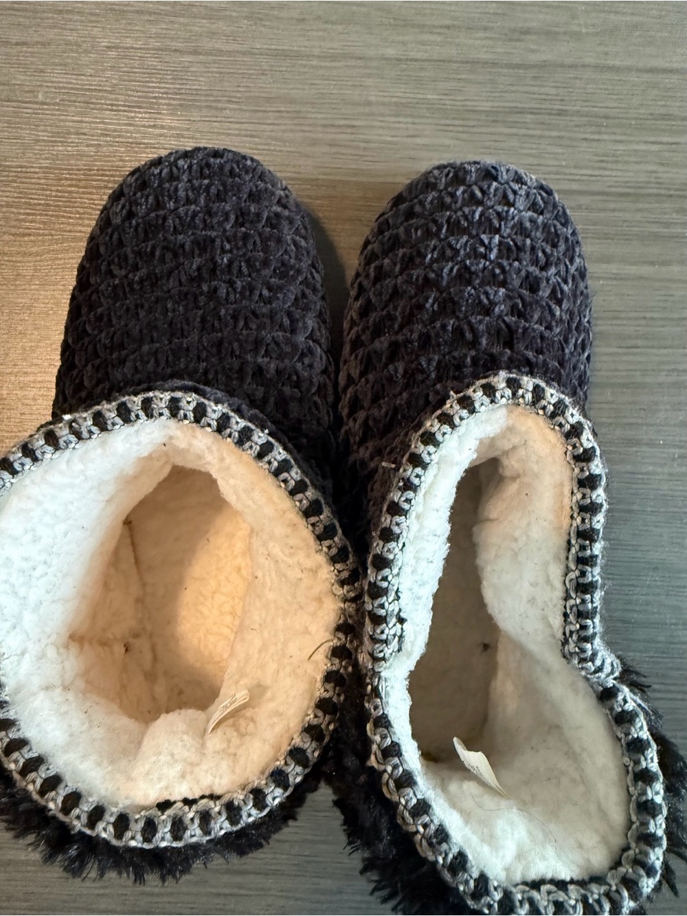Cozy Sherpa-Lined Women's Black Knit Slippers
